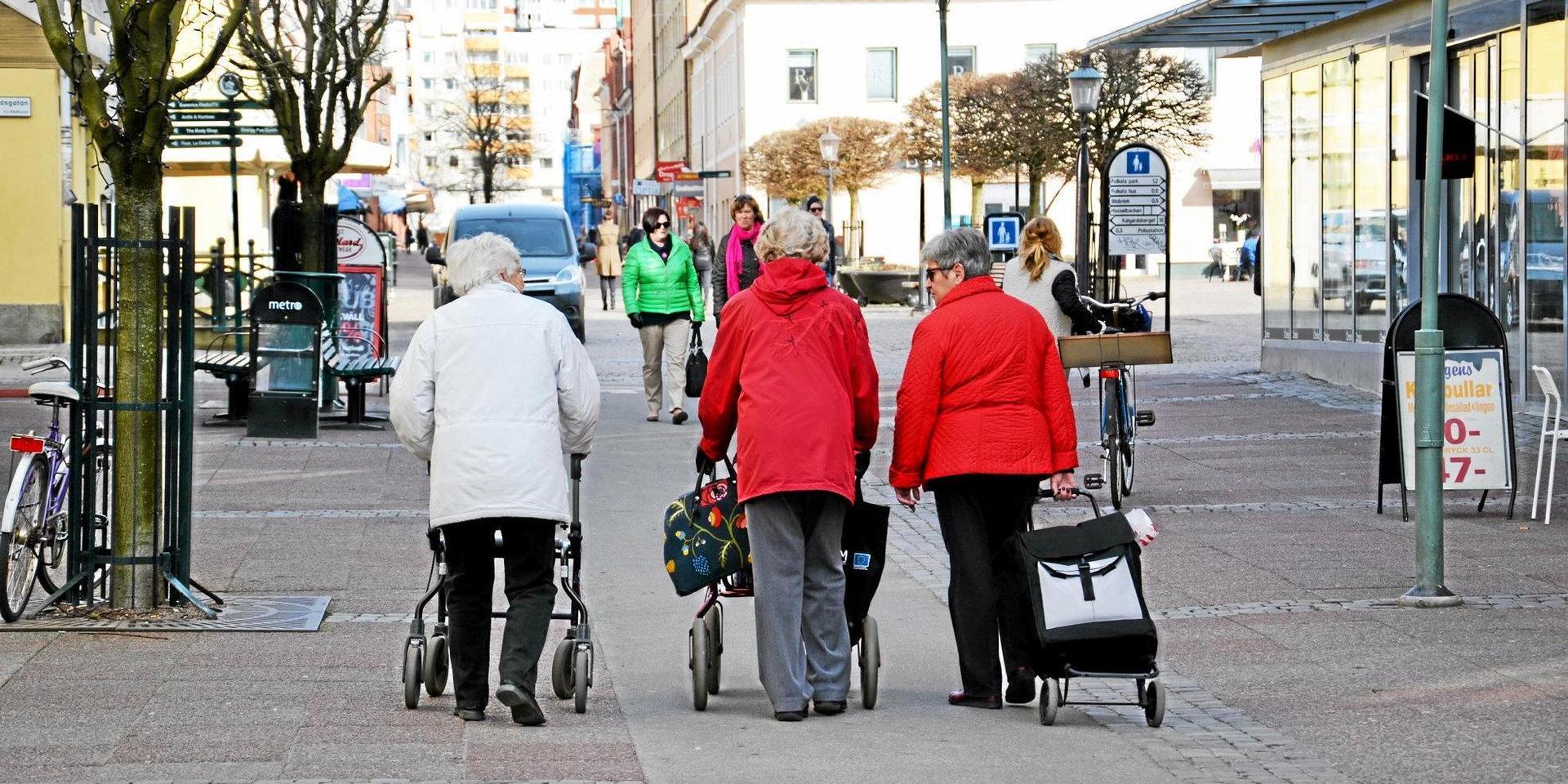 Tre äldre kvinnor på Kungsgatan i Uddevalla rollator pensionär pensionärer ålderdom pension genrebild