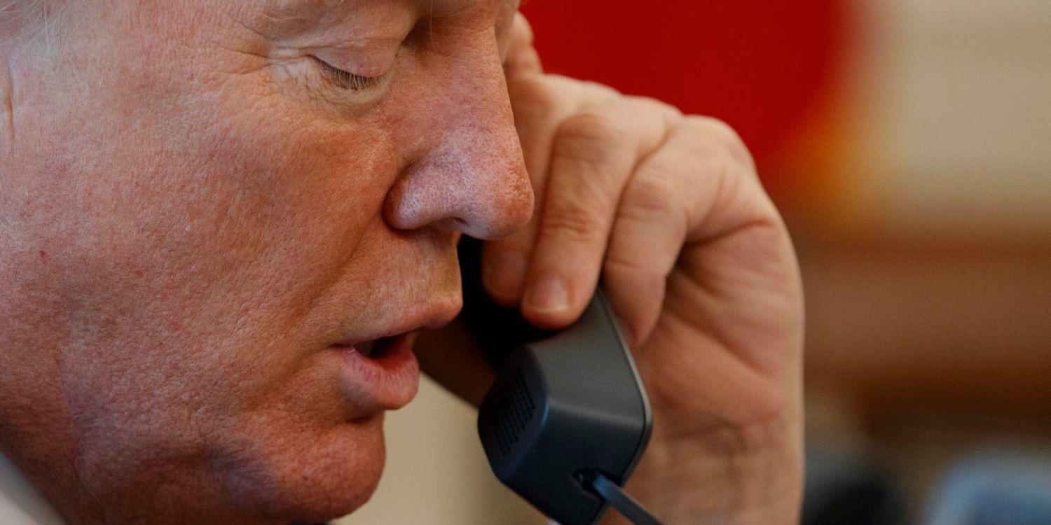 USA:s president Donald Trump pratade över telefon med Sydkoreas president Moon Jae-In efter mötet med Nordkoreas ledare Kim Jong-Un i Hanoi. Arkivbild.