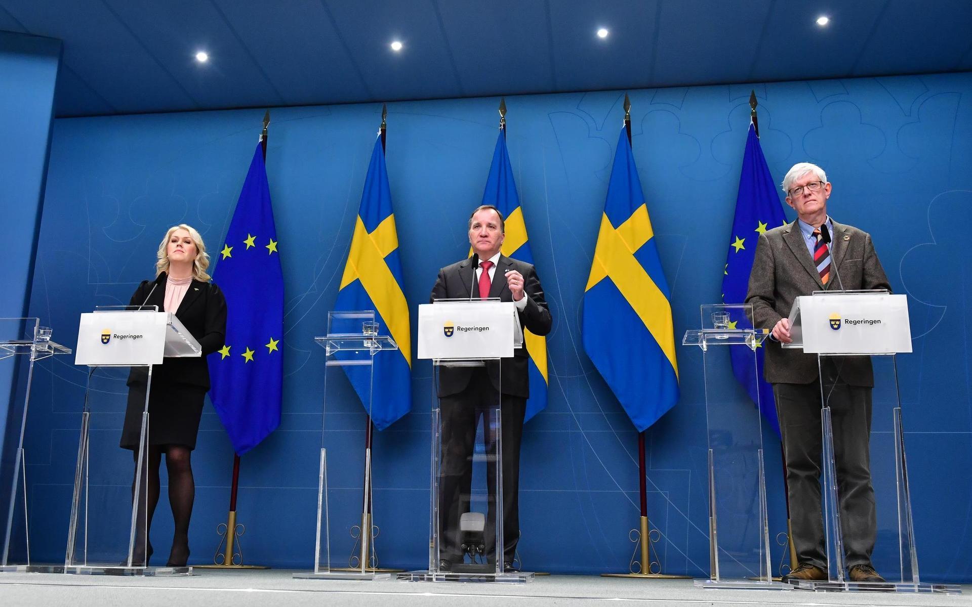 Statsminister Stefan Löfven (S), socialminister Lena Hallengren (S) och Folkhälsomyndighetens generaldirektör Johan Carlson på coronapressträff.