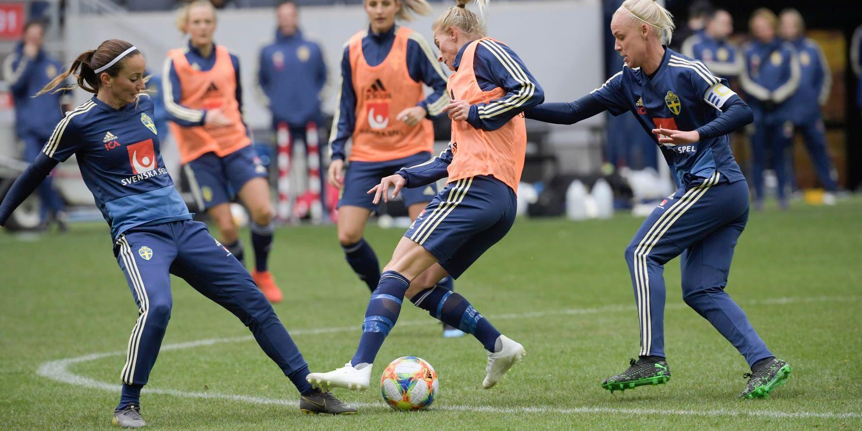 Kosovare Asllani, Sofia Jakobsson och Caroline Seger under Sveriges träning på Friends arena inför lördagens landskamp mot Tyskland som lockar en rekordpublik.