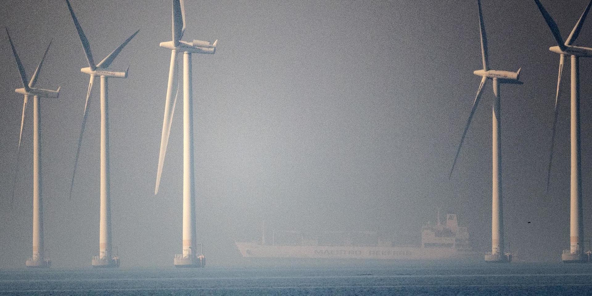 I dimman bakom vindkraftparken Lillgrund i Öresund skymtar det containerfartyg som kolliderat med en rysk fregatt.