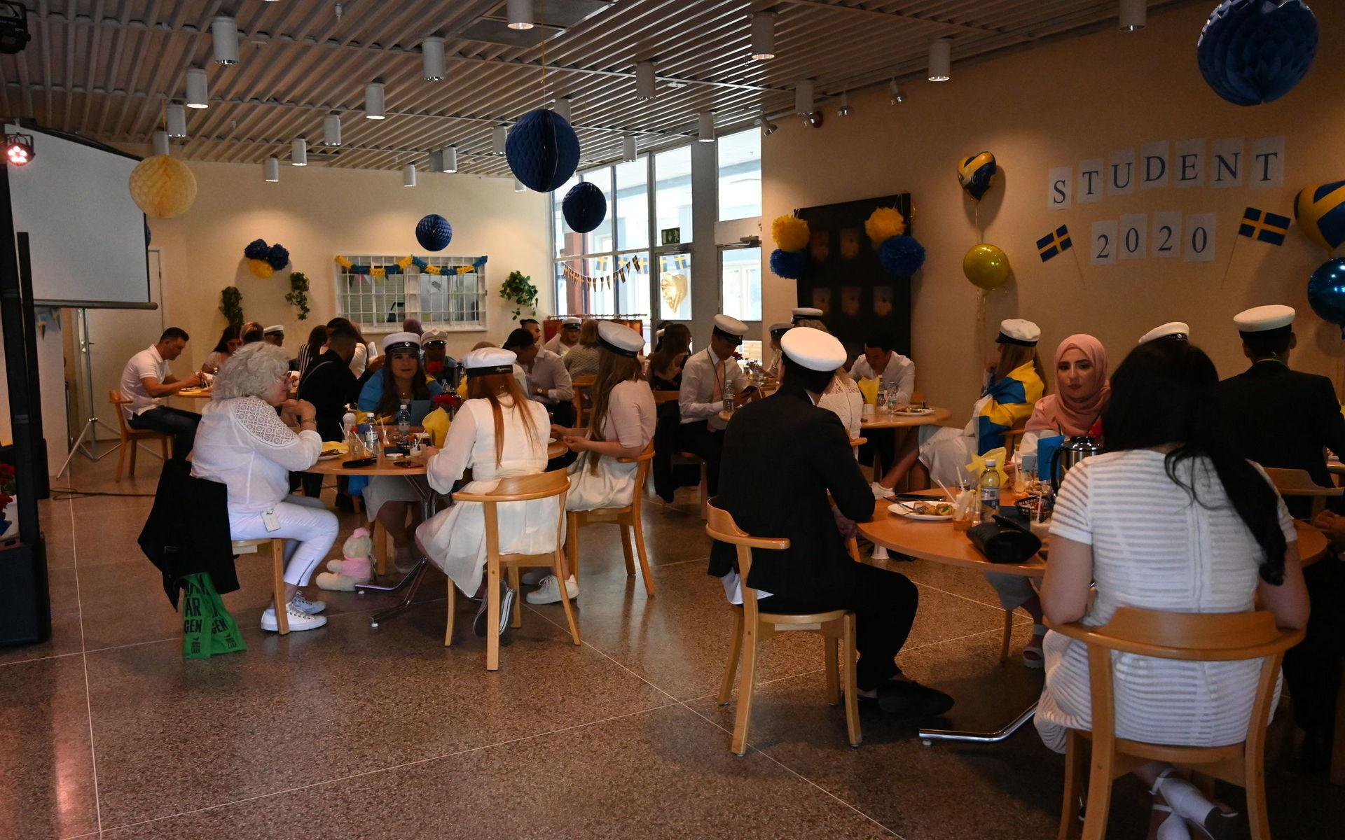  Vård- och omsorgsprogrammet samlades i matsalen på Östrabo 1 för att fira tillsammans. 