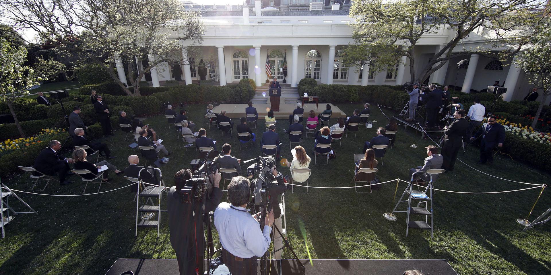 President Donald Trump håller tal utanför Vita huset.