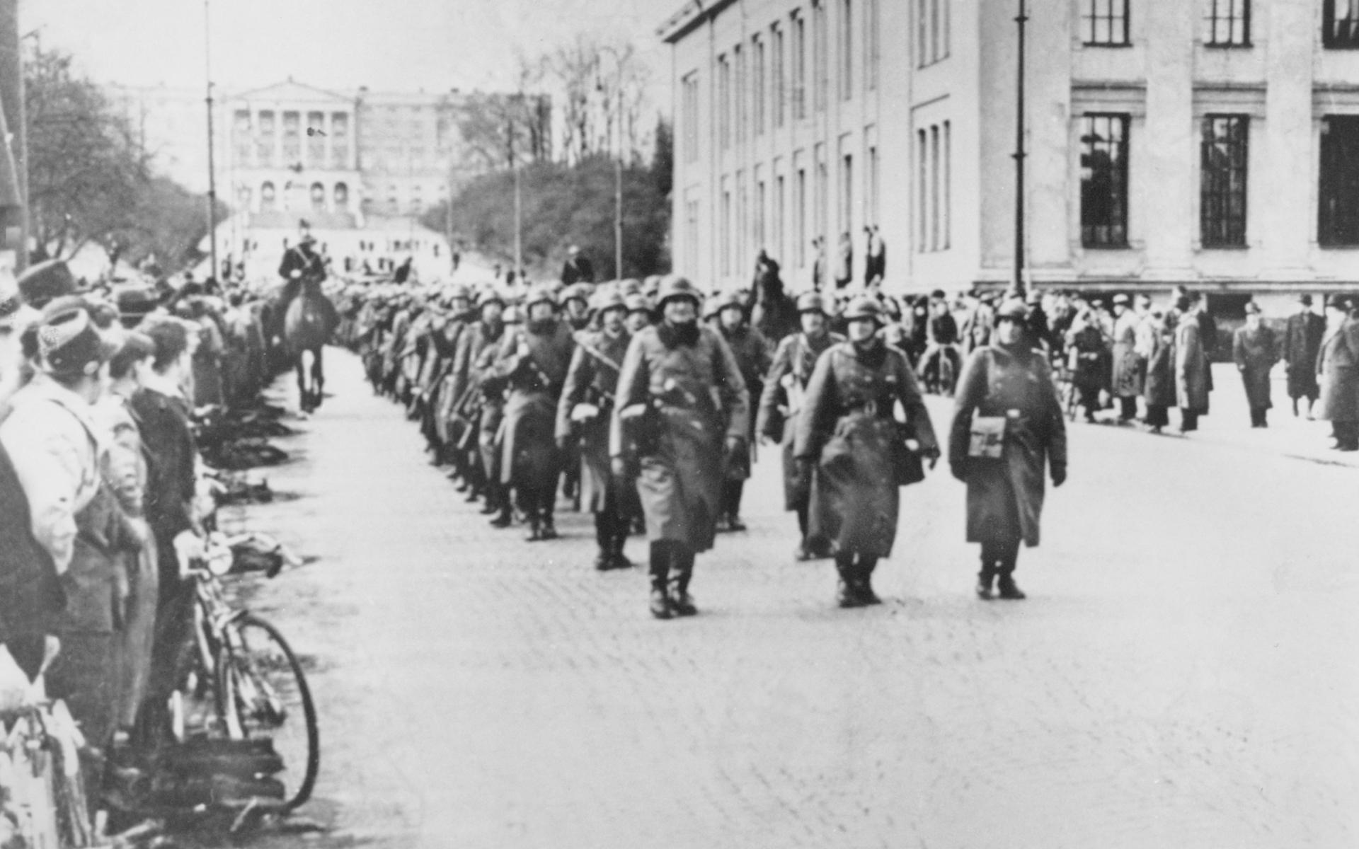 Här tar nazisterna över Norge. Tyska soldater marscherar in i Oslo vid ockupationen 1940.