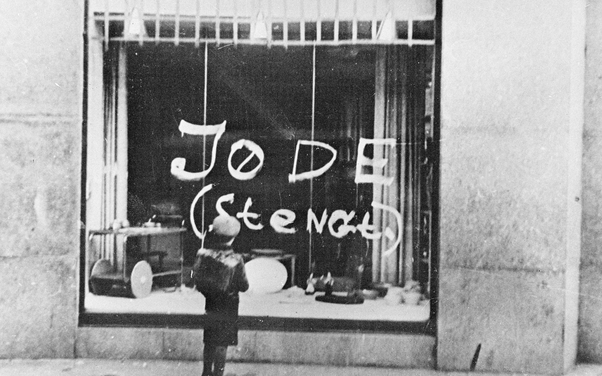 Judeförföljelse i Norge hösten 1940. Antisemitisk propaganda på skyltfönstret till en butik.