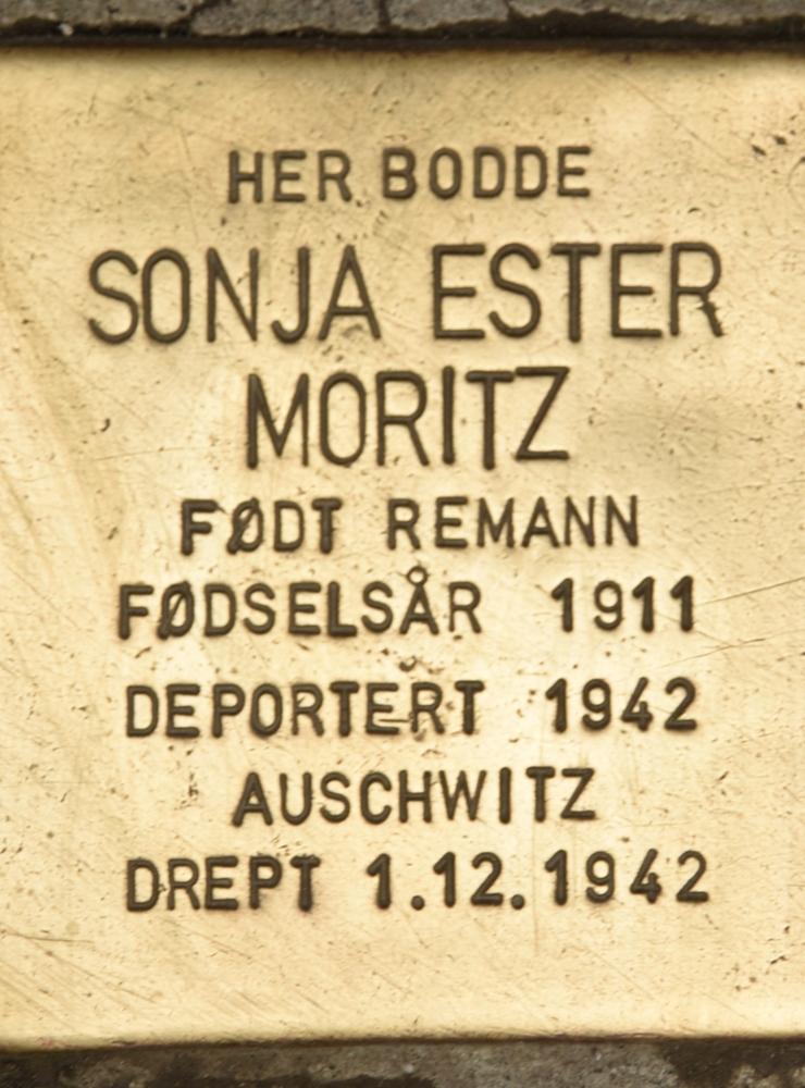 En minnessten för judinnan Sonja Moritz från Göteborg. Hon och hennes norska familj  mördades av nazisterna.