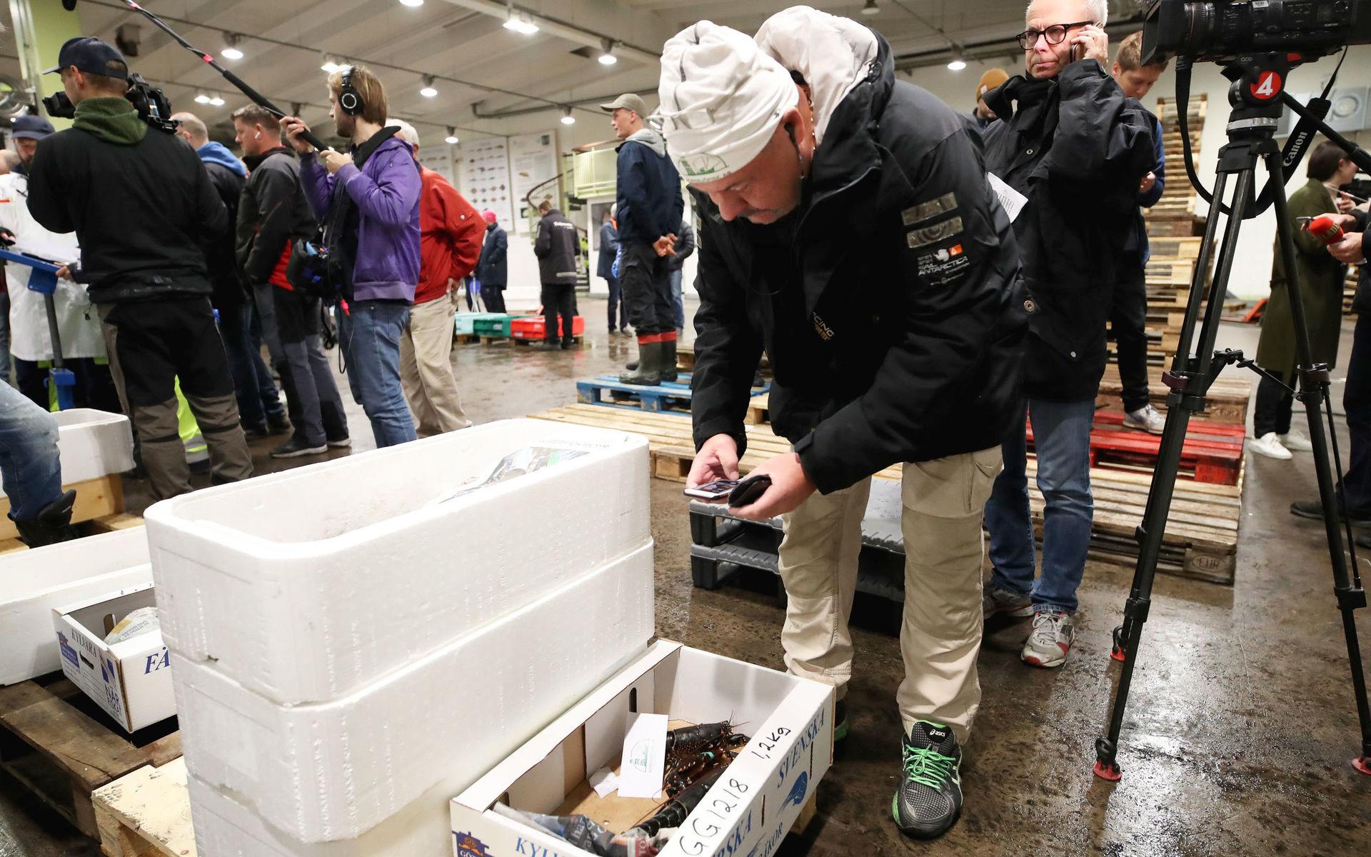 Rickard Magnusson ropade in den första lådan hummern på Göteborgs fiskeauktion för ett kilopris på 52 000 kronor.