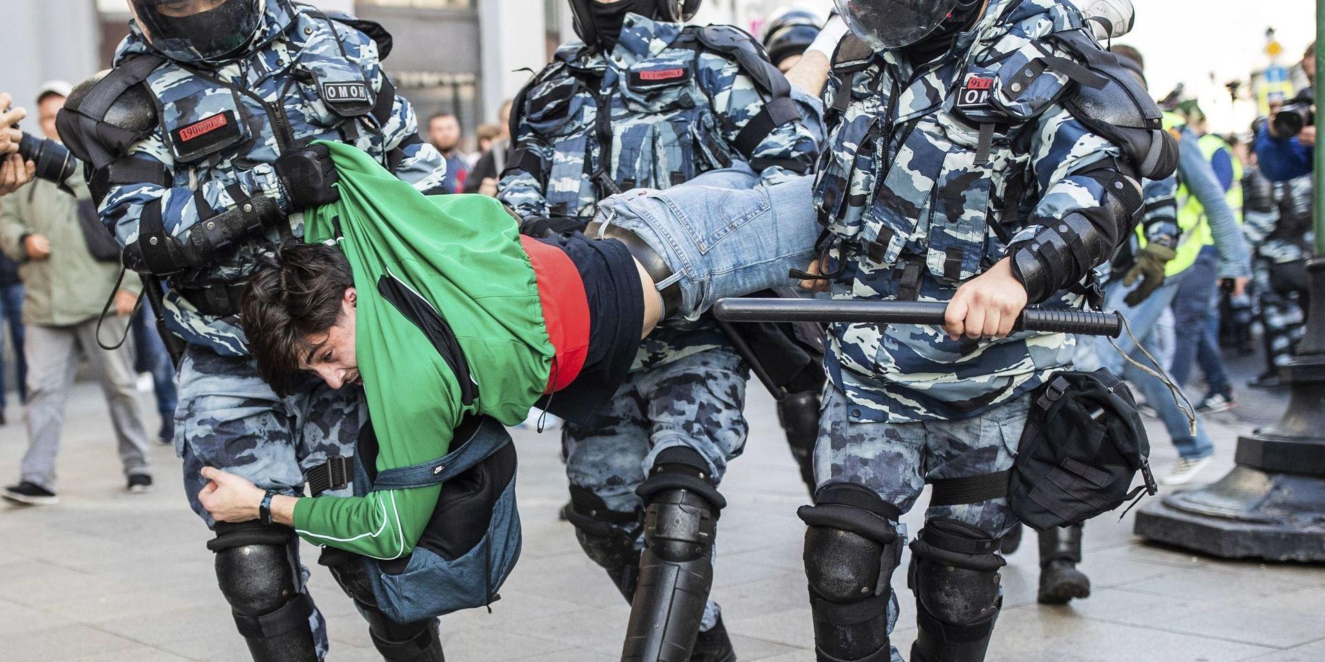 Rysk polis griper en man under en protest i Moskva i helgen, som enligt organisationen White Counter samlade 60 000 människor.