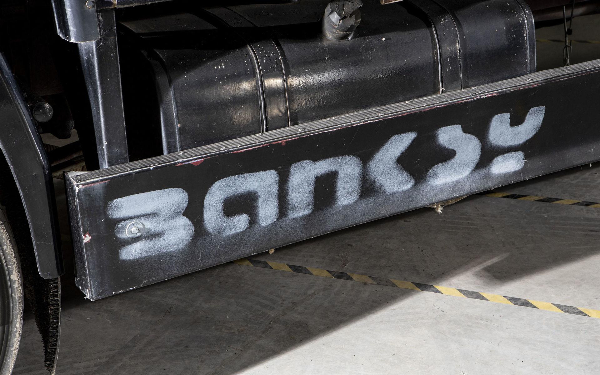 Banksy började måla på bilen vid millenieskiftet och var då relativt okänd. Gatukonstnären blev berömd 2006 i samband med en utställning i Los Angeles.