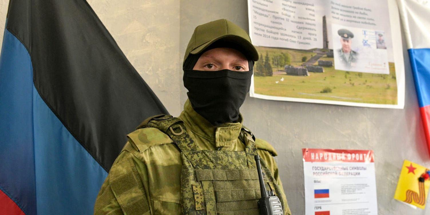 En ryskbackad separatist i en vallokal i ryskockuperade Donetsk.