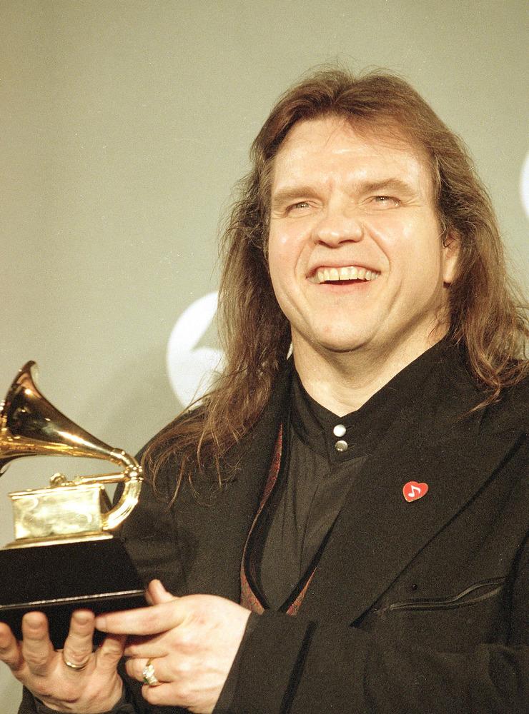 Meat Loaf poserar med den Grammy han 1994 fick för Best rock vocal solo performance.