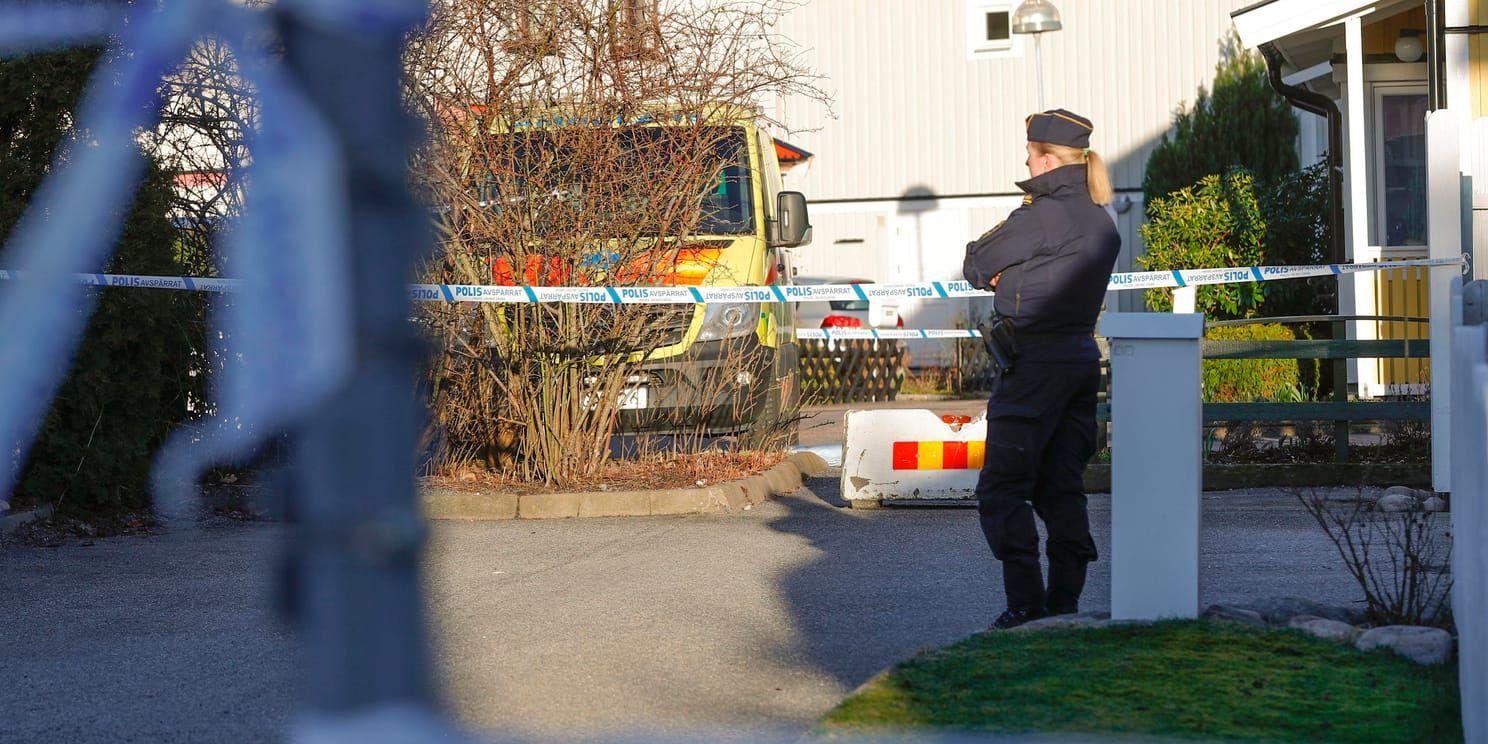 En man i 20-årsåldern blev skjuten av polis i Ale utanför Göteborg efter att ha gått till attack mot ambulanspersonal.