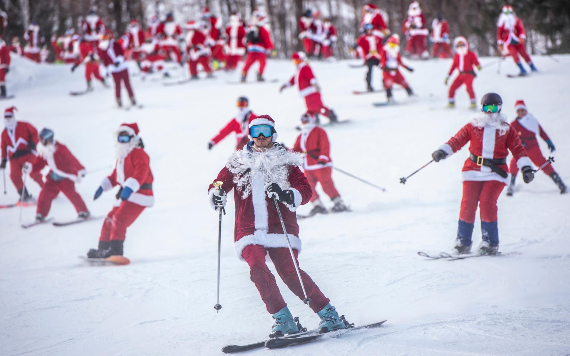 Här samlas hundratals tomtar för att  åka skidor för välgörenhet i Maine, USA. Totalt samlades 4 600 amerikanska dollar ihop. 