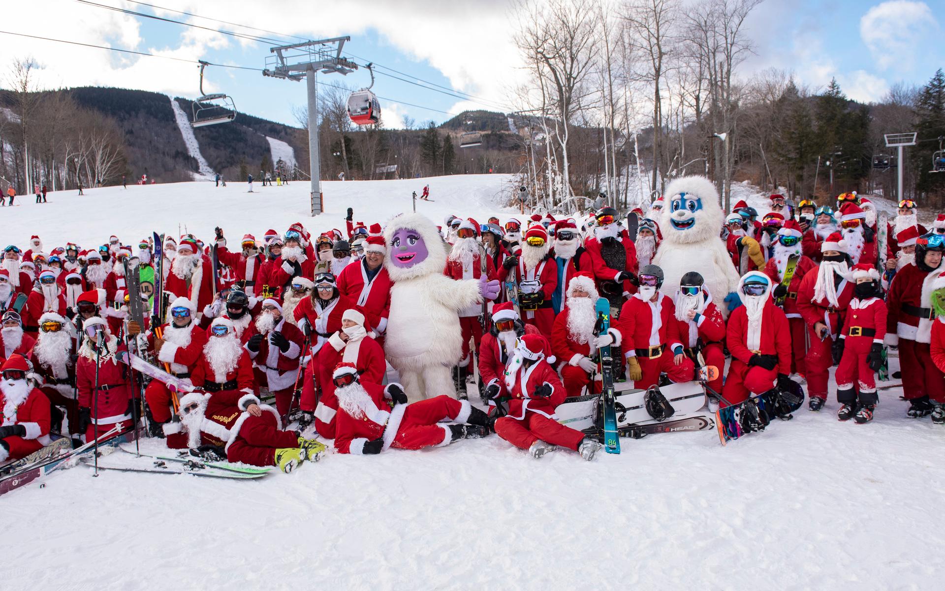 Här samlas hundratals tomtar för att  åka skidor för välgörenhet i Maine, USA. Totalt samlades 4 600 amerikanska dollar ihop. 