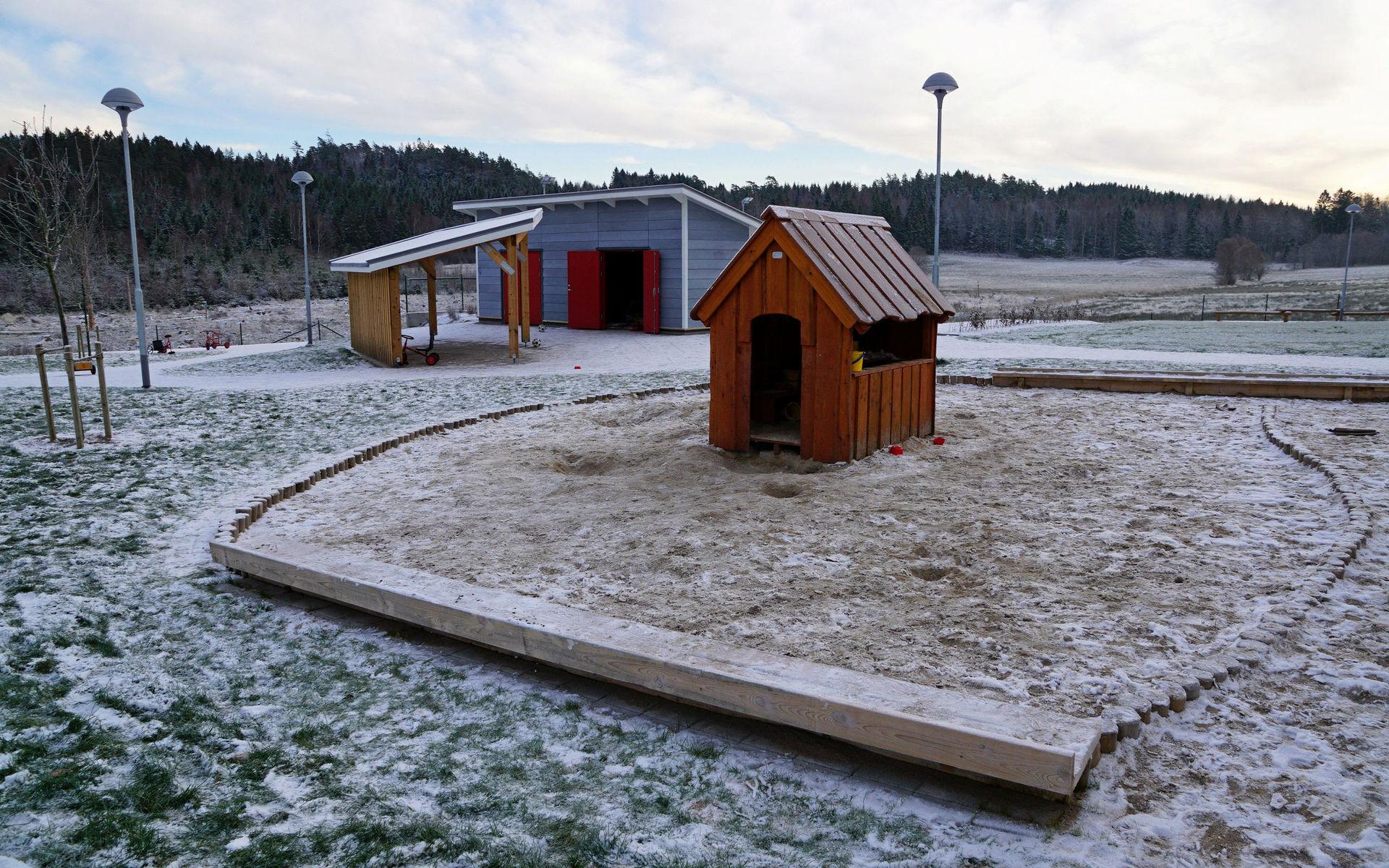 Det är nära till både skog och hav på Sundstrands förskola. Men också till den nybyggda innergården.