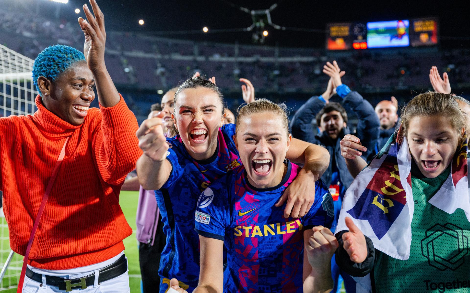Fridolina Rolfö and Ingrid Syrstad Engen firar efter Barcelonas seger mot Real Madrid. 