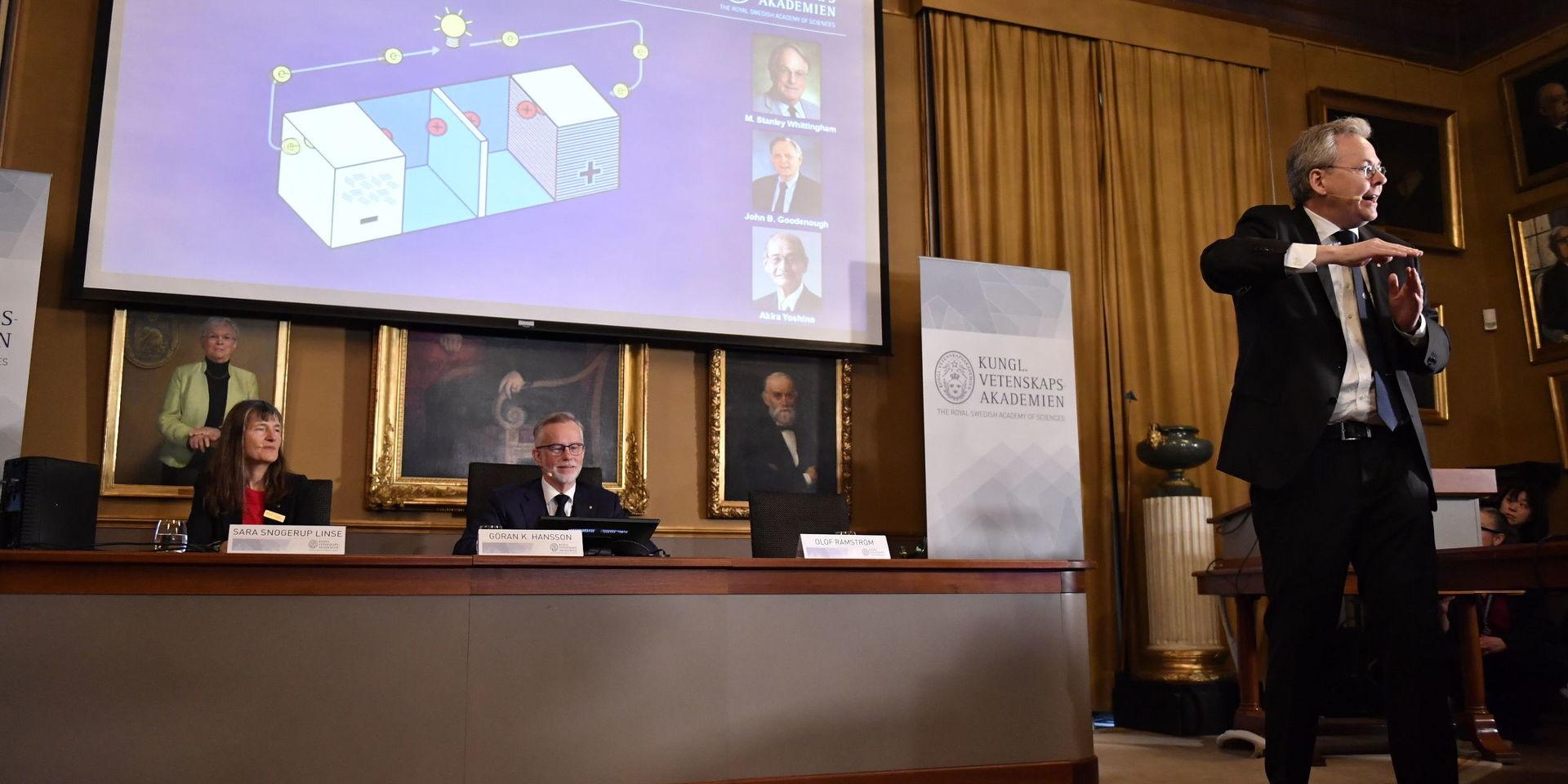Professor Olof Ramström presenterar årets Nobelpristagare i kemi.