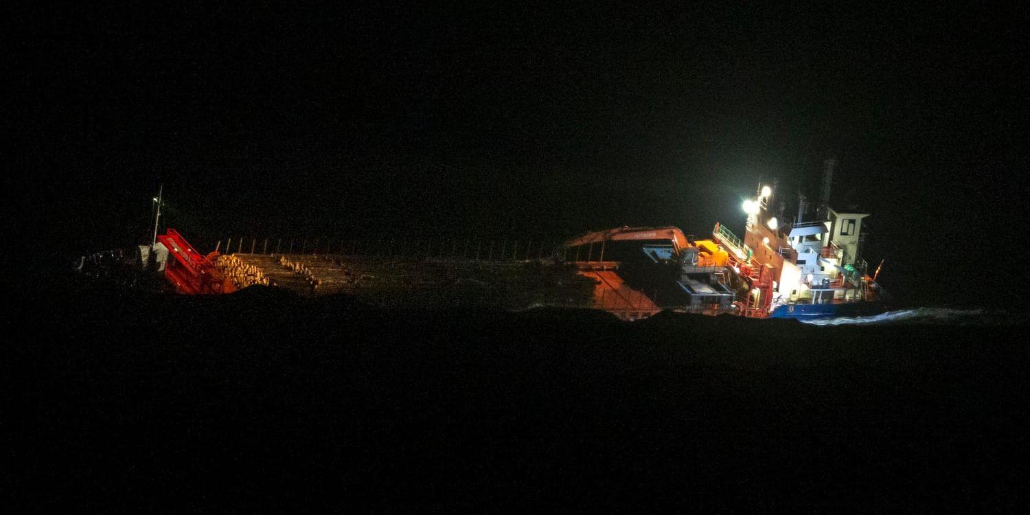 Besättningsmedlemmarna från det kapsejsade lastfartyget Hagland Captian får hoppa i havet för att kunna bärgas med helikopter.