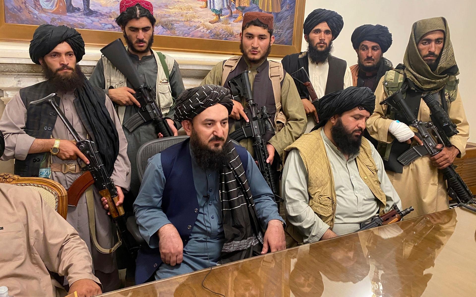 Talibanerna intog under kvällen presidentpalatset.