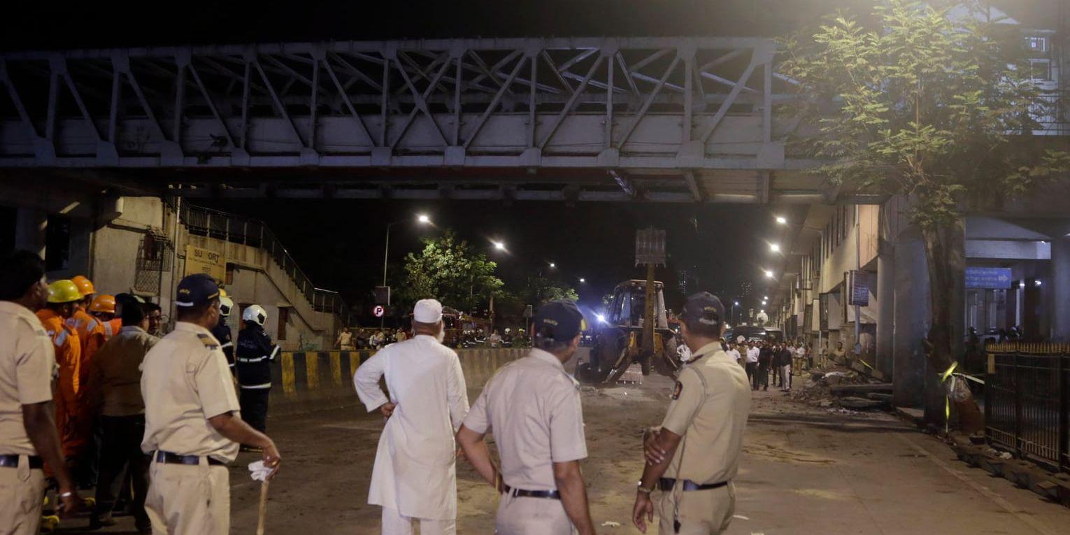 Poliser vid den rasade bron i Bombay på torsdagskvällen.