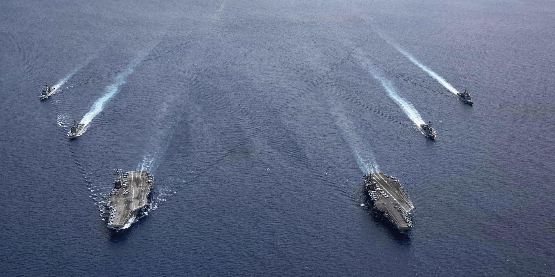 De två amerikanska hangarfartygen USS Ronald Reagan och USS Nimitz i Sydkinesiska havet med sina eskortfartyg förra veckan. 