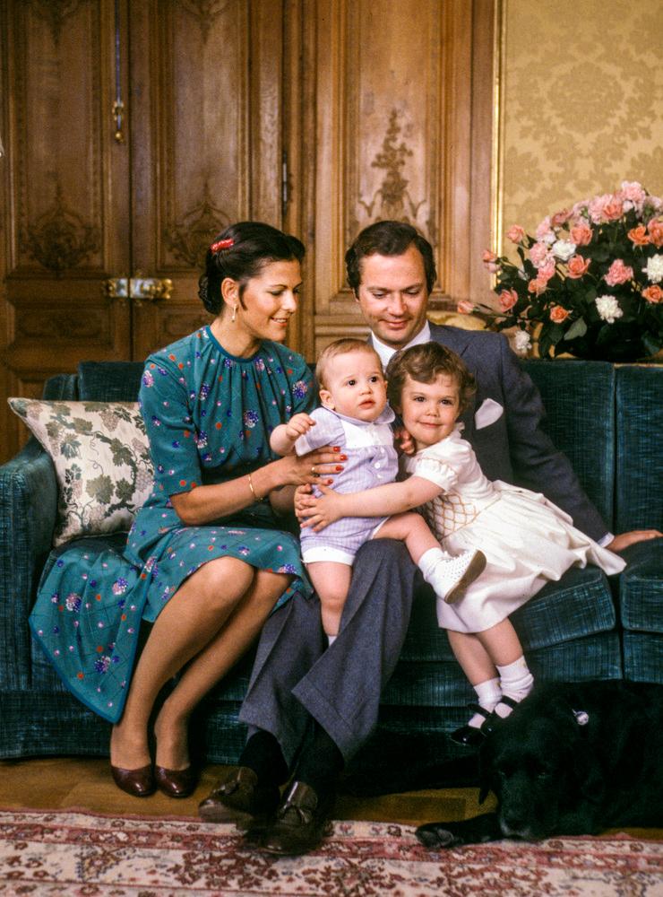 Kronprinsessan Victoria ger födelsedagsbarnet prins Carl Philip  en kram när de firar inför prinsens 1-årsdag med drottning Silvia och kung Carl XVI Gustaf. Arkivbild.