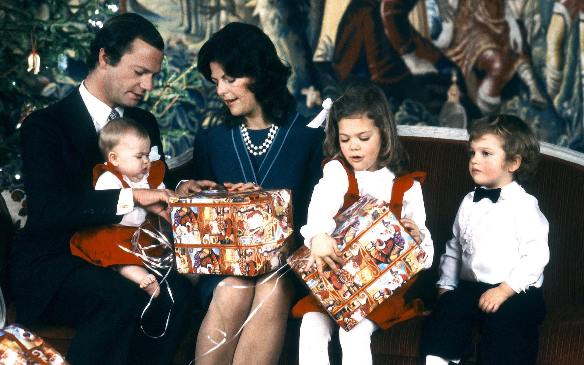 De klassiska julfotograferingarna med hela kungafamiljen startade 1982. Numera är det kronprinsessfamiljen som står för familjens julkort till det svenska folket. Arkivbild.