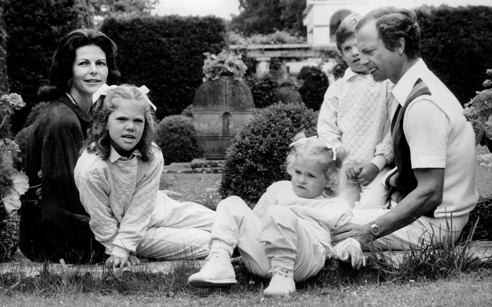 Alla som har små barn vet att det är svårt att få alla att se bra ut på bild. Det hade även kungafamiljen problem med vid en sommarfotografering på Öland 1985. Arkivbild.