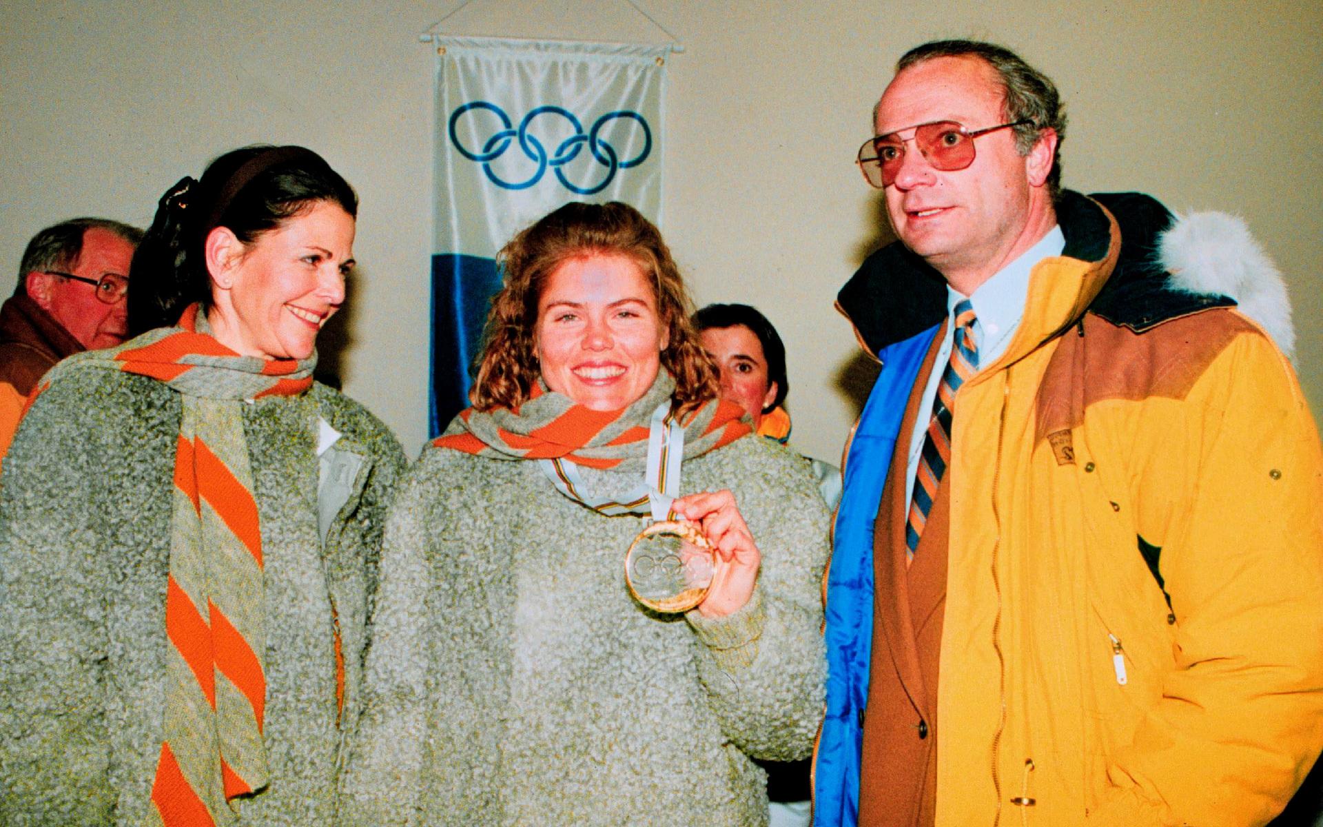 Pernilla Wiberg gratuleras av kungaparet efter sin guldmedalj i storslalom under vinter-OS i Albertville 1992. Arkivbild.