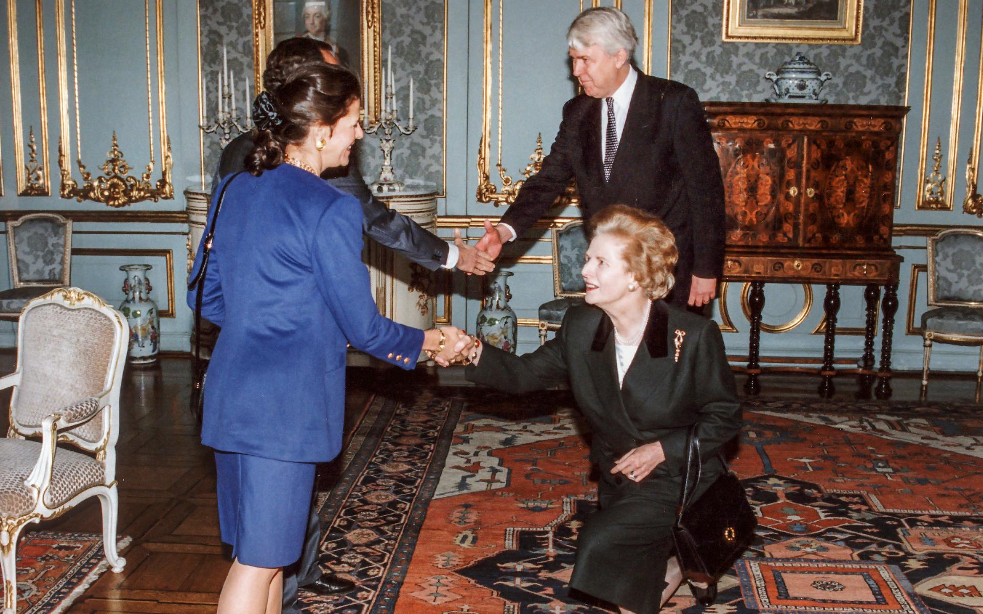 Kungaparet har träffat många svenska och utländska politiker genom åren, här hälsar de på Storbritanniens före detta premiärminister, Lady Margaret Thatcher under en mottagning på kungliga slottet i Stockholm 1993. Arkivbild.