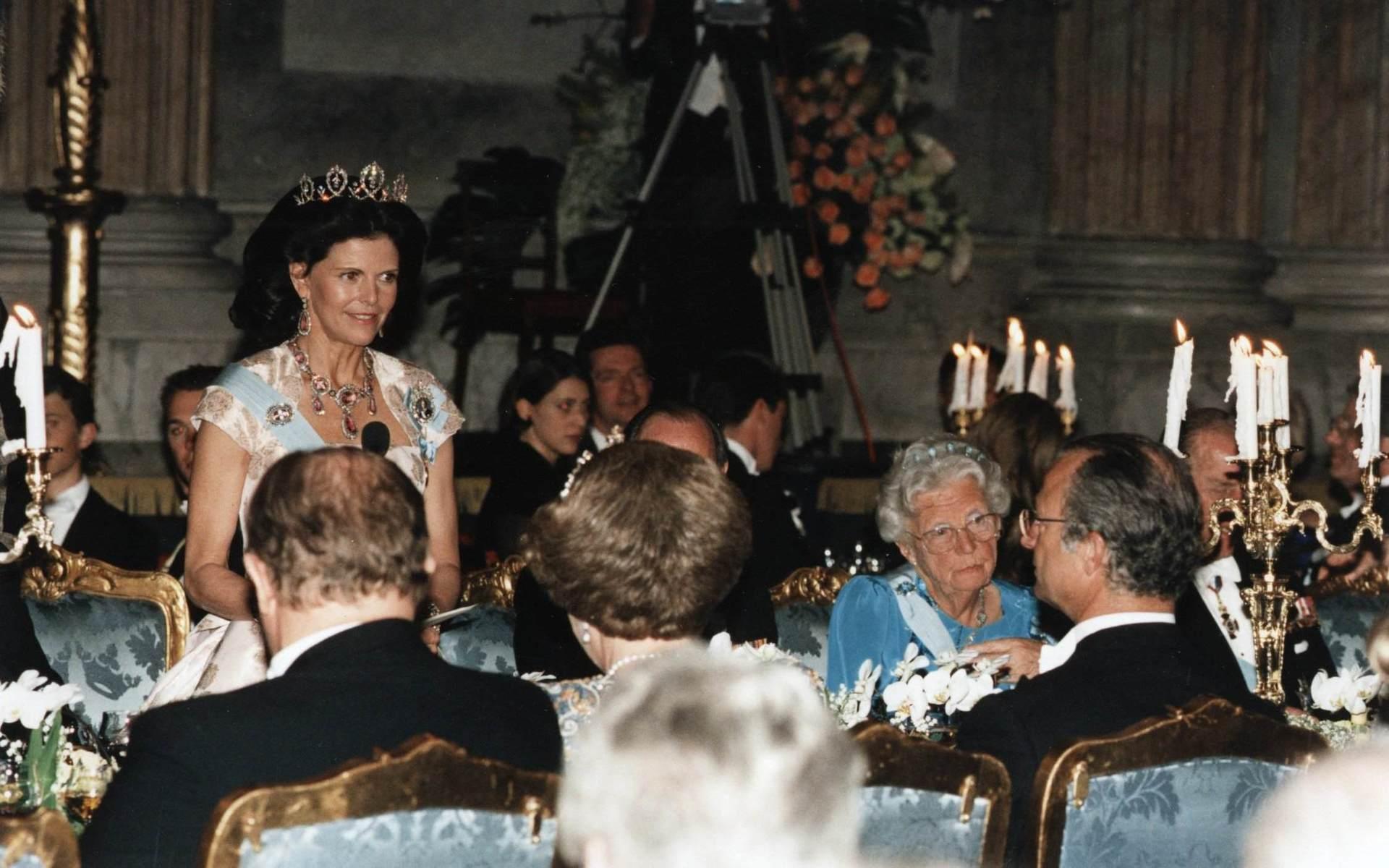 När det var 50-årsfest kung Carl XVI Gustaf 1996 läste drottning Silvia en dikt till sin make på festen. Arkivbild.