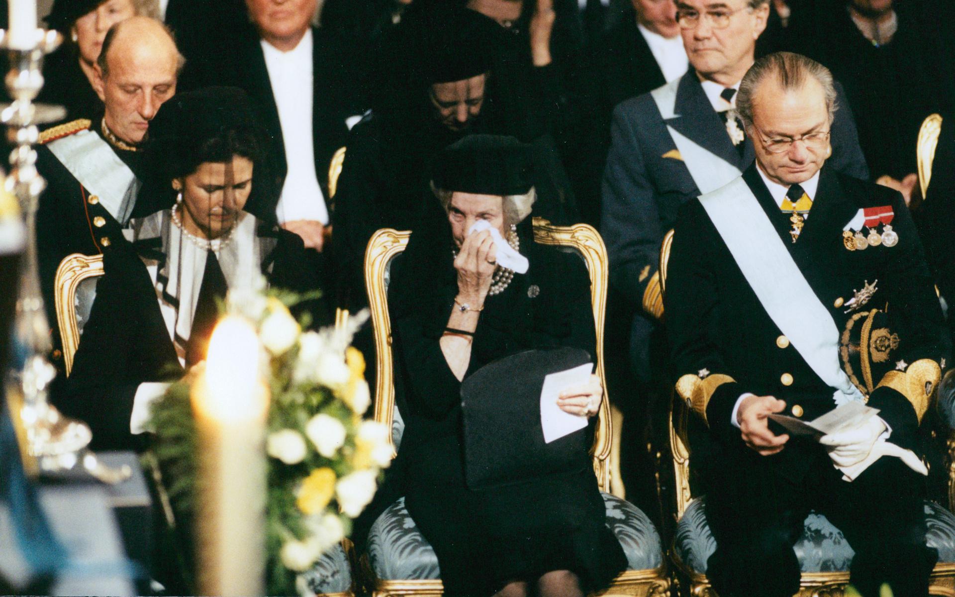 Den 13 januari 1997 begravdes prins Bertil. Drottning Silvia, änkan prinsessan Lilian och kung Carl XVI Gustaf här vid hans begravning. Arkivbild.