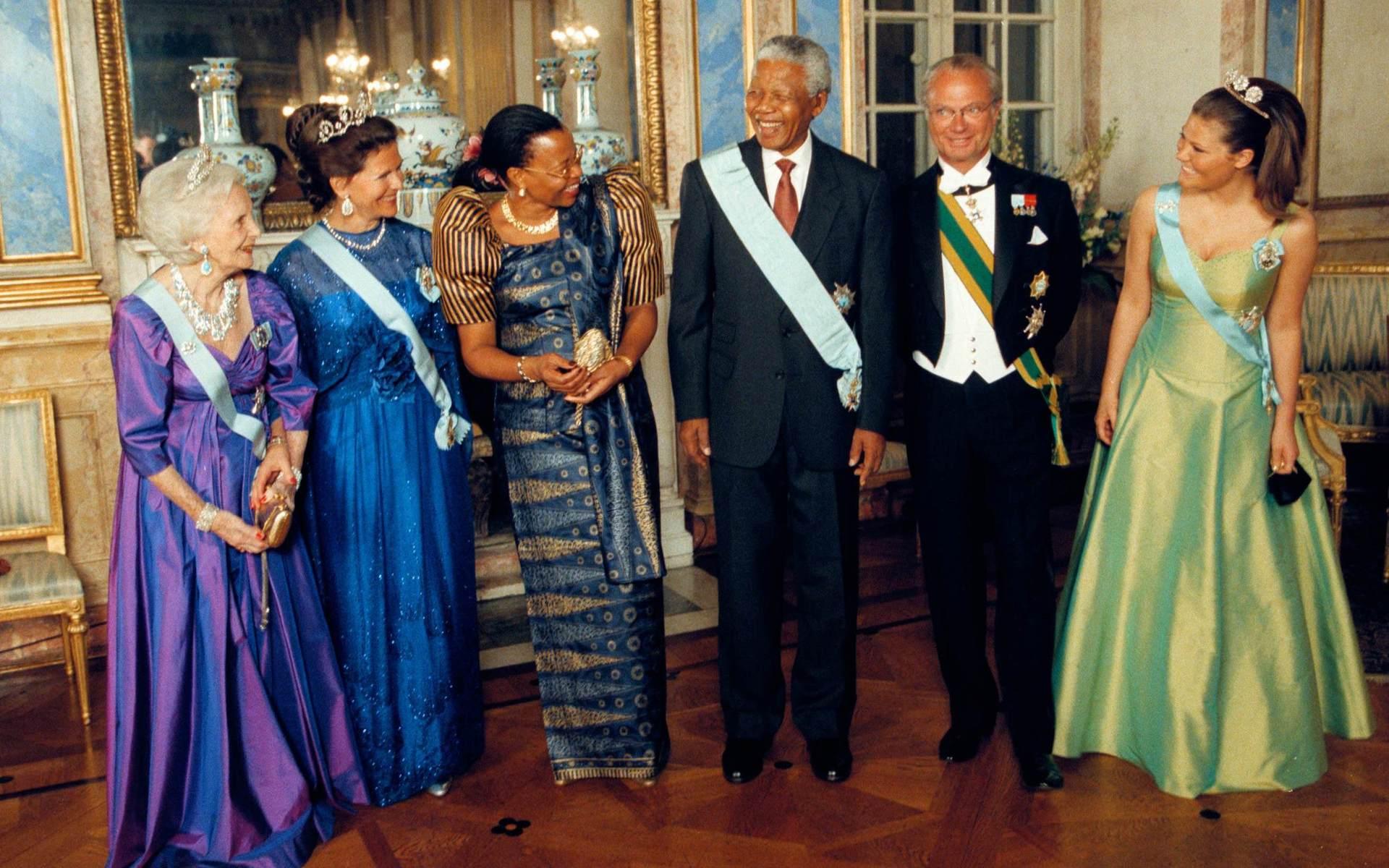 1999 var Sydafrikas president Nelson Mandela, och hustrun Graca Machel i Stockholm för ett officiellt statsbesök. På kvällen bjöd kungaparet på galamiddag på Stockholms slott, med då var bland annat prinsessan Lilian, drottning Silvia, kungen och kronprinsessan Victoria. Arkivbild.