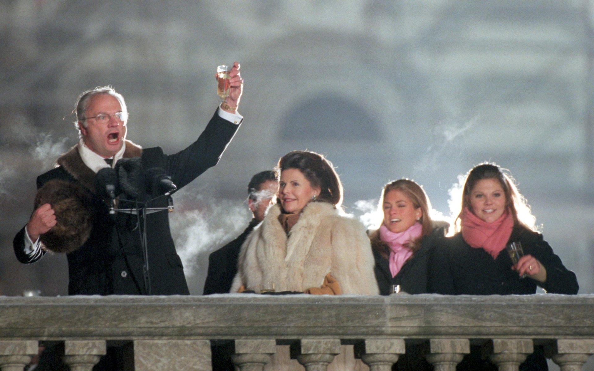 På nyårsafton 1999 höll kung Carl XVI Gustaf ett nyårstal till svenska folket. Bredvid honom var drottning Silvia, prinsessan Madeleine och prinsessan Victoria. I bakgrunden skymtar prins Carl-Philip. Arkivbild.
