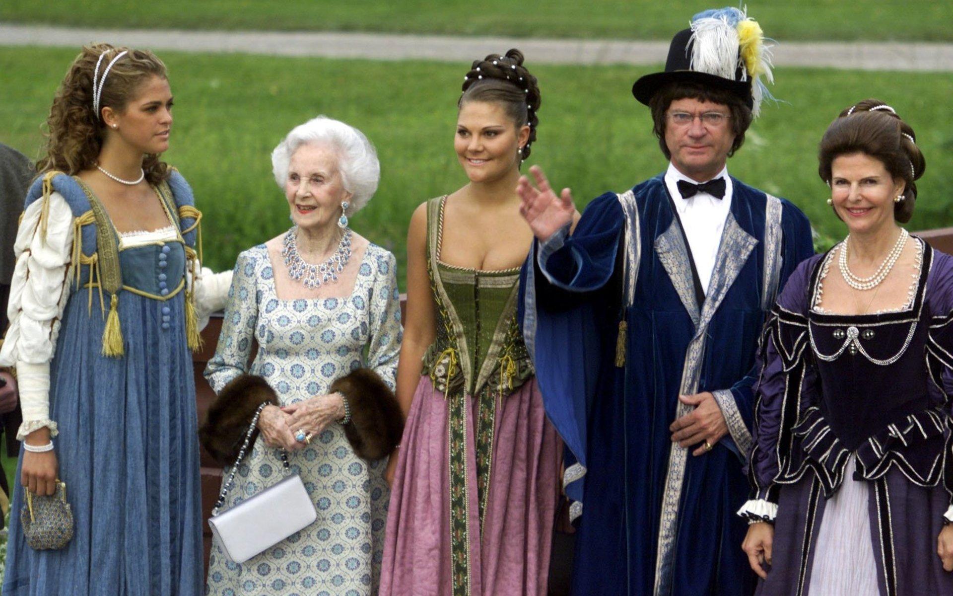 När kung Carl XVI Gustaf och drottning Silvia firade sitt silverbröllop 2001 var det fest. Här är de med prinsessan Madeleine, prinsessan Lilian och kronprinsessan Victoria. Arkivbild.