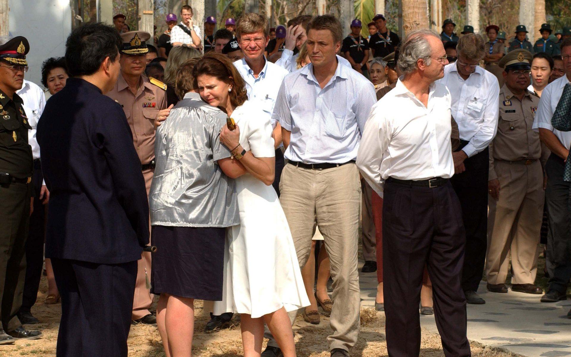 Kungaparet besökte en minnesplats i Thailand 2005 efter flodvågskatastrofen i Phuket. En berörd drottning Silvia kramar om Katarina Bäckelin, präst i Svenska Kyrkan. Arkivbild.