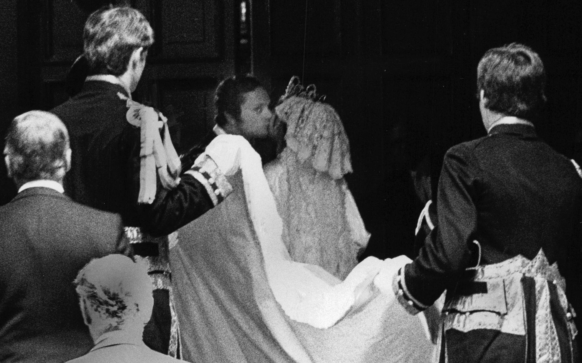 Den 19 juni 1976 vigdes kung Carl XVI Gustaf och Silvia Sommerlath. I vapenhusets dunkel smög kungen till sig en kyss av sin brud. Arkivbild.