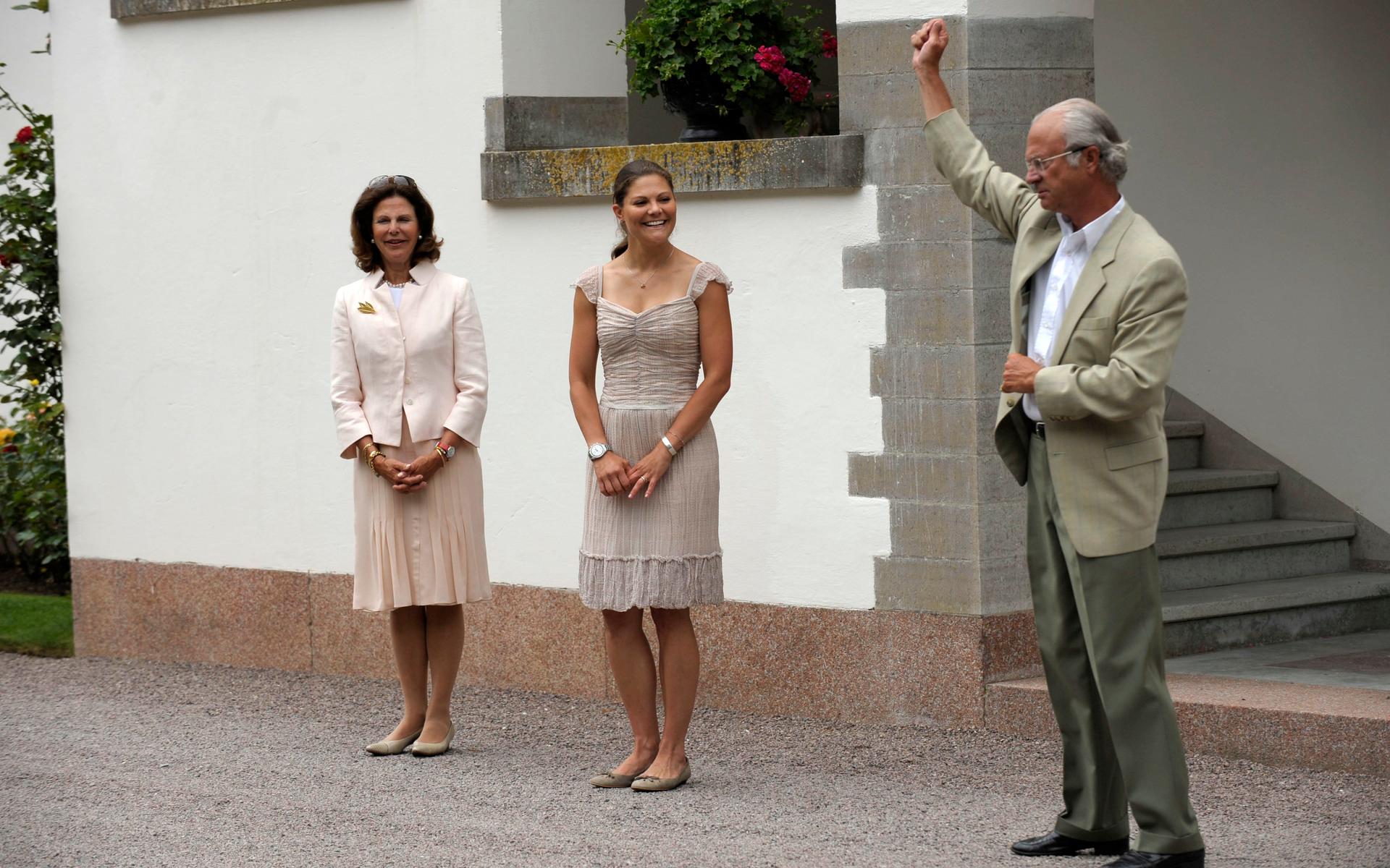 Varje år när kronprinsessan Victoria fyller år firas hon på Solliden av pappa kung Carl XVI Gustaf och drottning Silvia som sjunger ja må du leva. 2008 fyllde kronprinsessan 31 år. Arkivbild.