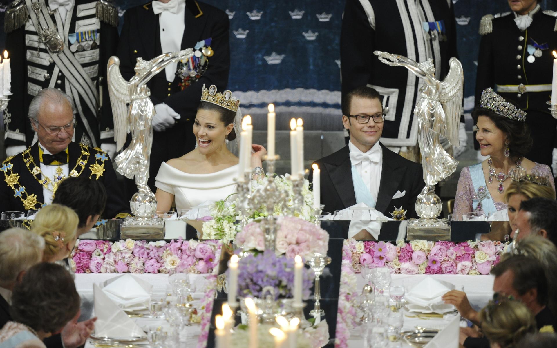 Den 19 juni 2010 var det dags för kungligt bröllop mellan kronprinsessan Victoria och Daniel Westling. Här är brudparet under bröllopsmiddagen i Rikssalen på Slottet i Stockholm efter vigseln, de är flankerade av kung Carl XVI Gustaf och drottning Silvia. Arkivbild.