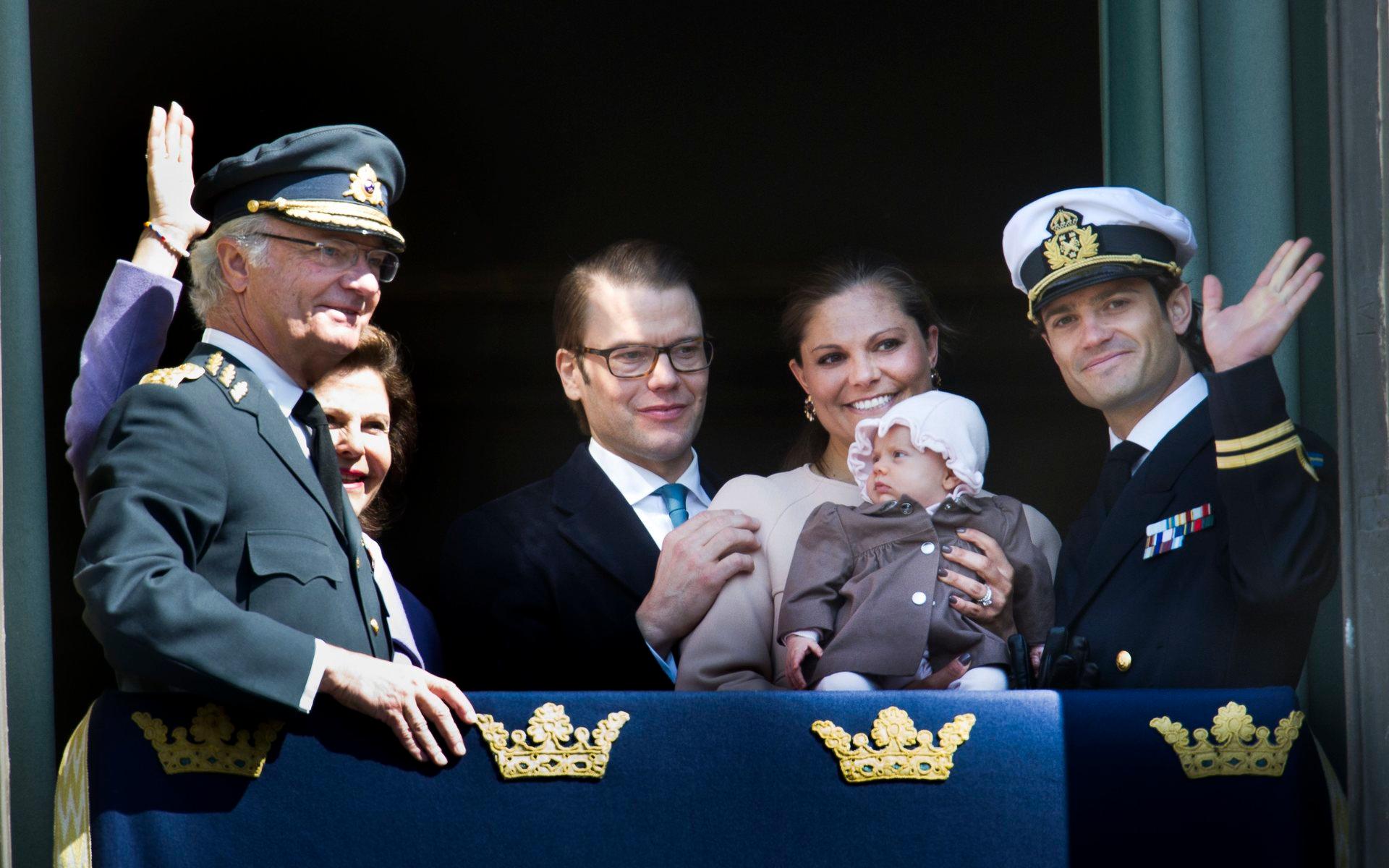 När kungen fyllde 66 år, den 30 april 2012 var prins Daniel, kronprinsessan Victoria, prinsessan Estelle och drottning Silvia med kungen och vinkade till besökarna. Det var första gången prinsessan Estelle var med. Arkivbild.