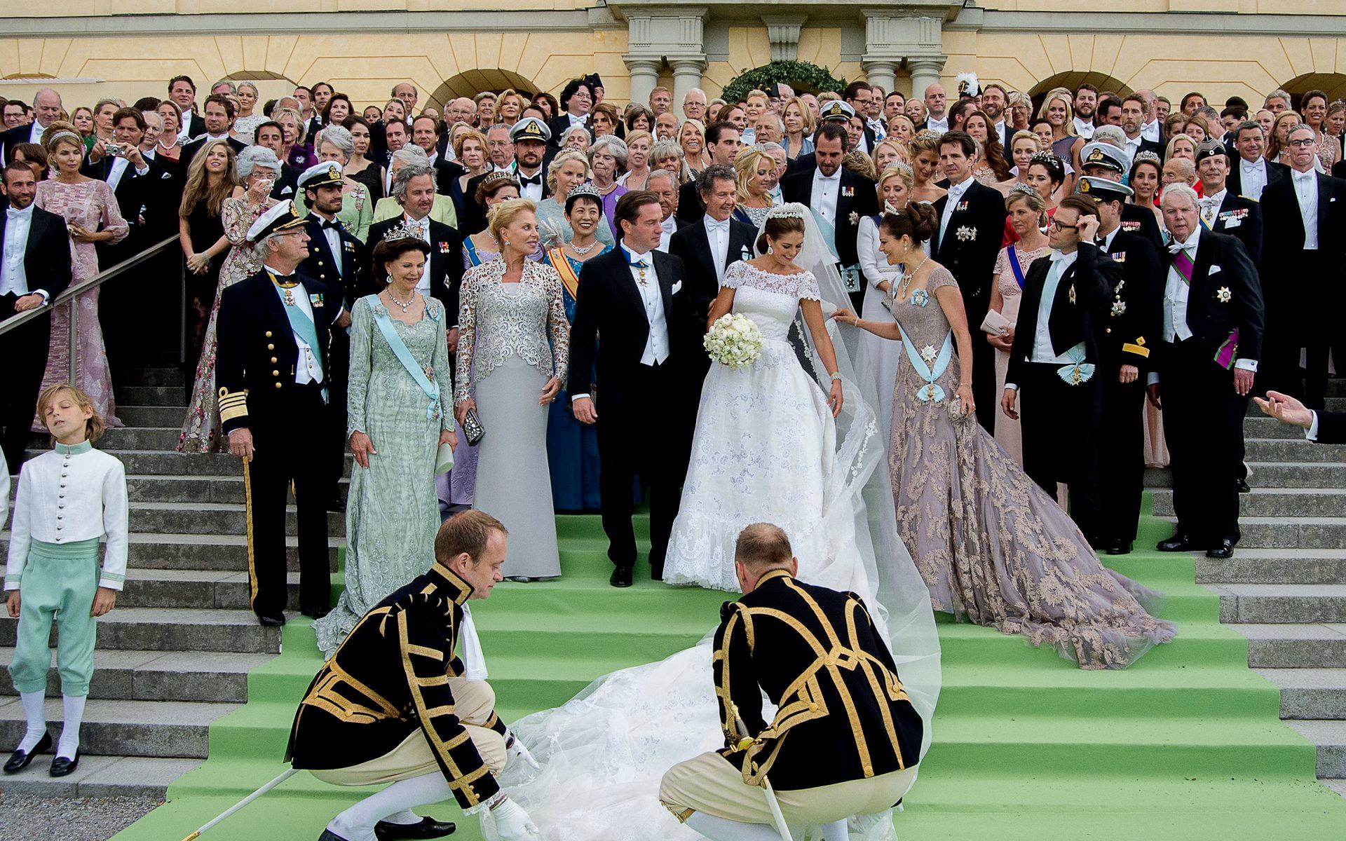 I juni 2013 var det igen dags för ett kungligt bröllop. Nu var det prinsessan Madeleine och Christopher O&apos;Neill som vigdes. Här poserar de med släkt och gäster på Drottningholms Slott efter giftermålet. Arkivbild.