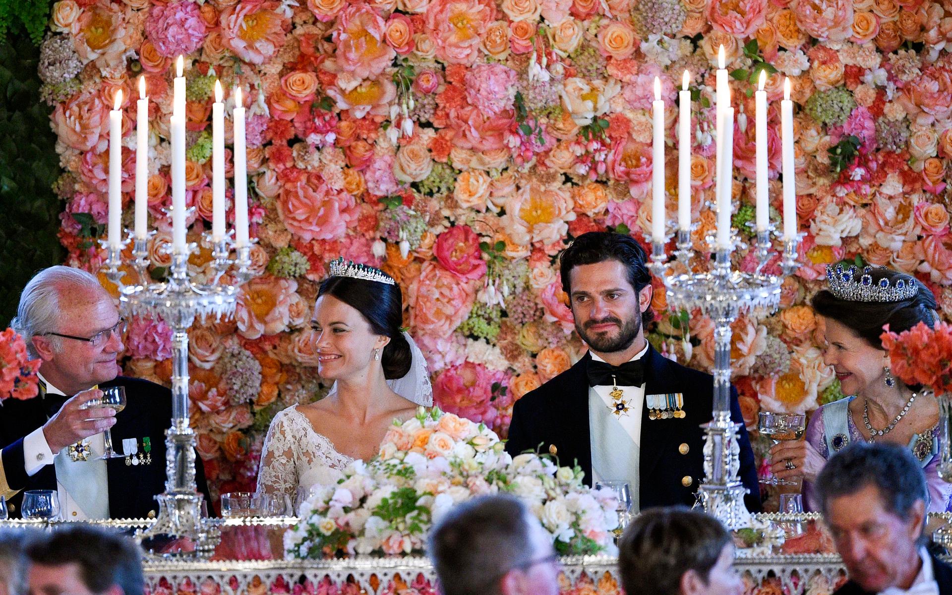 2015 gifte sig prins Carl Philip med Sofia Hellqvist. Här håller kung Carl XVI Gustaf tal till prins Carl Philip och prinsessan Sofia under bröllopsmiddagen i Vita Havet på Kungliga slottet.