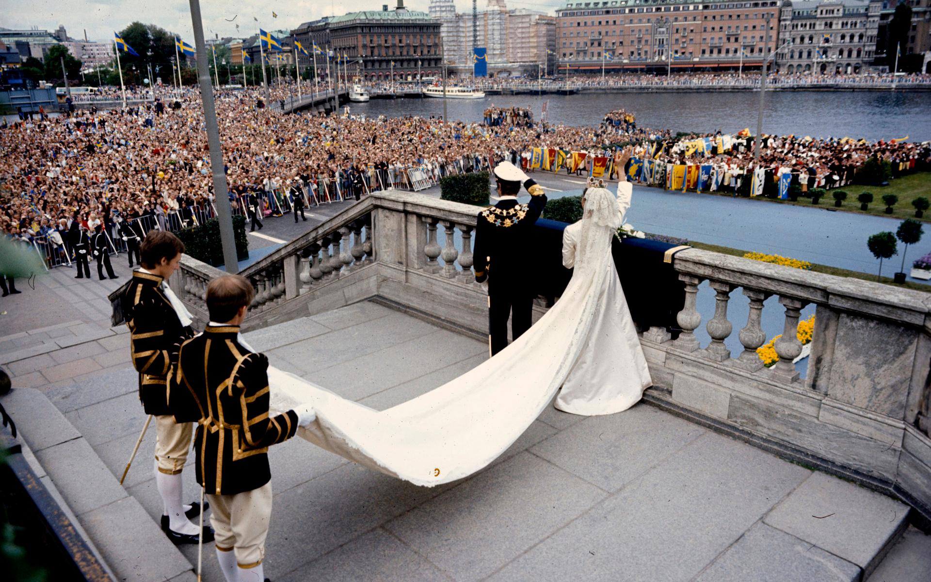 Många ville hylla det nygifta kungaparet efter vigseln. Arkivbild.