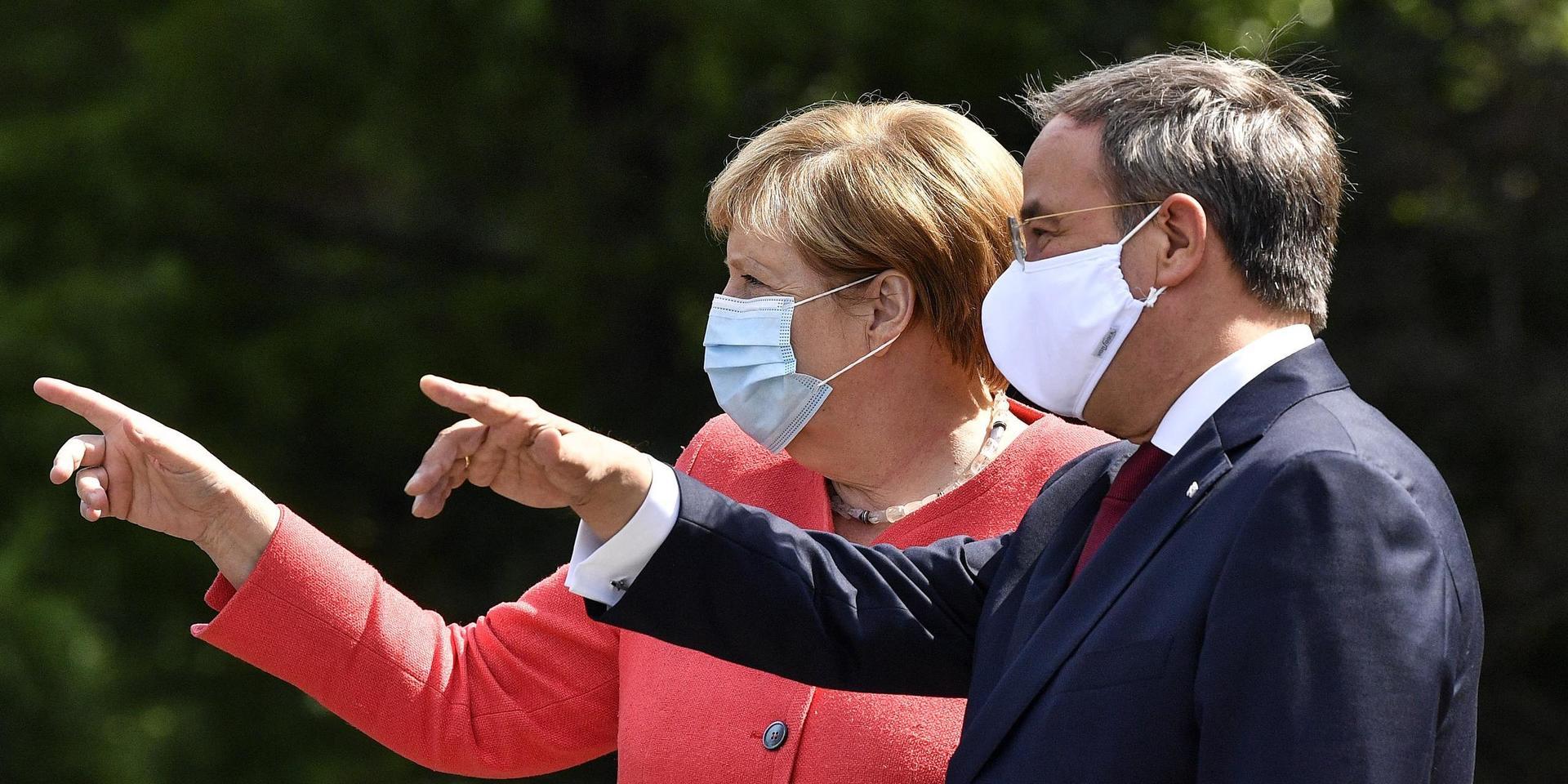 Tysklands förbundskansler Angela Merkel och Armin Laschet, som tar över som partiordförande i deras kristdemokratiska parti CDU. Arkivbild.