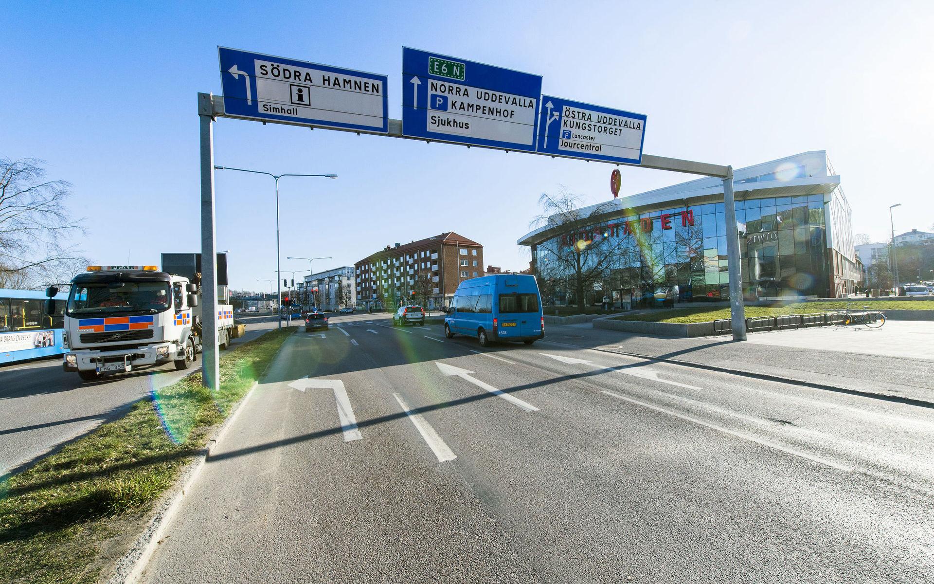 Trafiken stängs av vid korsningen Göteborgsvägen/Asplundsgatan. Det södergående körfältet på Göteborgsvägen vid badhuset stängs helt och det norrgående fältet dubbelriktas.