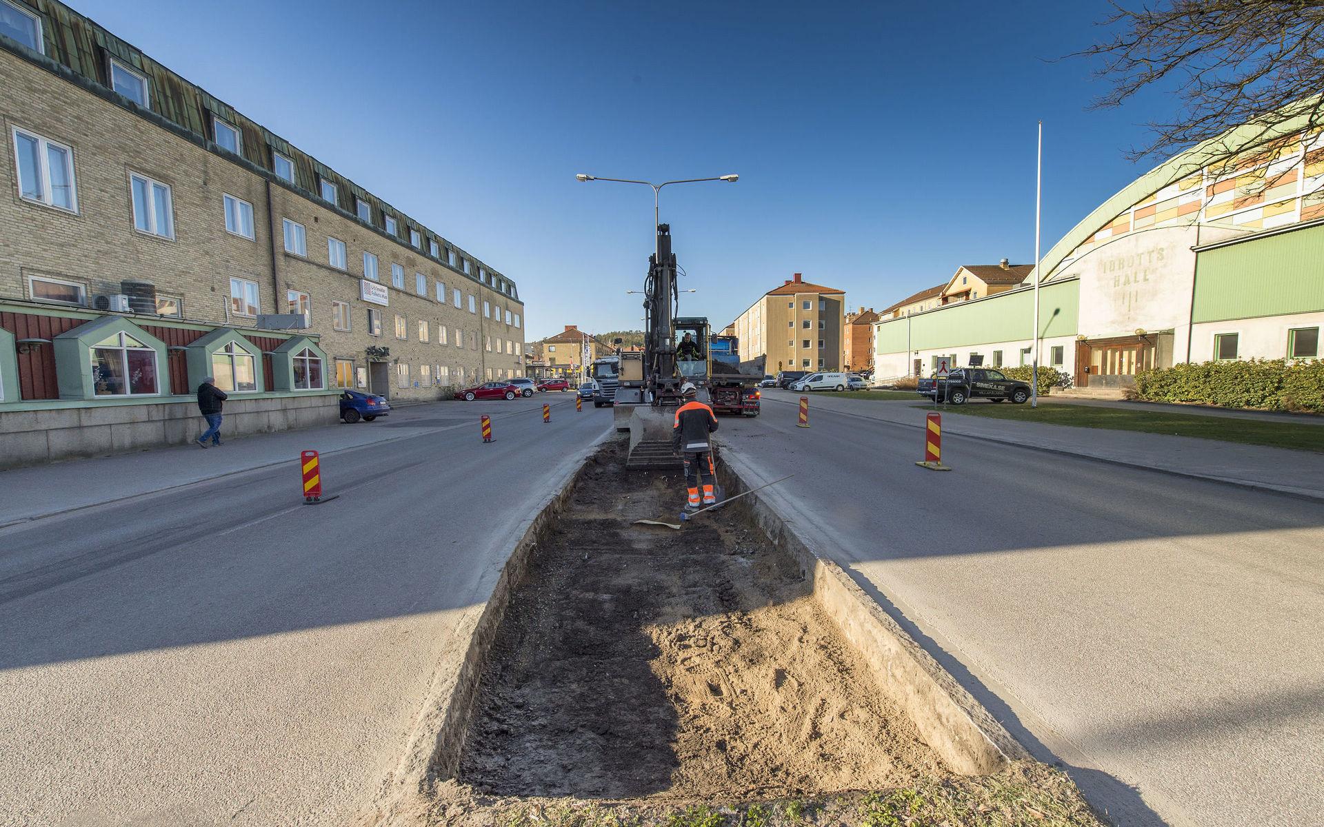 Trafiken stängs av vid korsningen Göteborgsvägen/Asplundsgatan. Det södergående körfältet på Göteborgsvägen vid badhuset stängs helt och det norrgående fältet dubbelriktas.