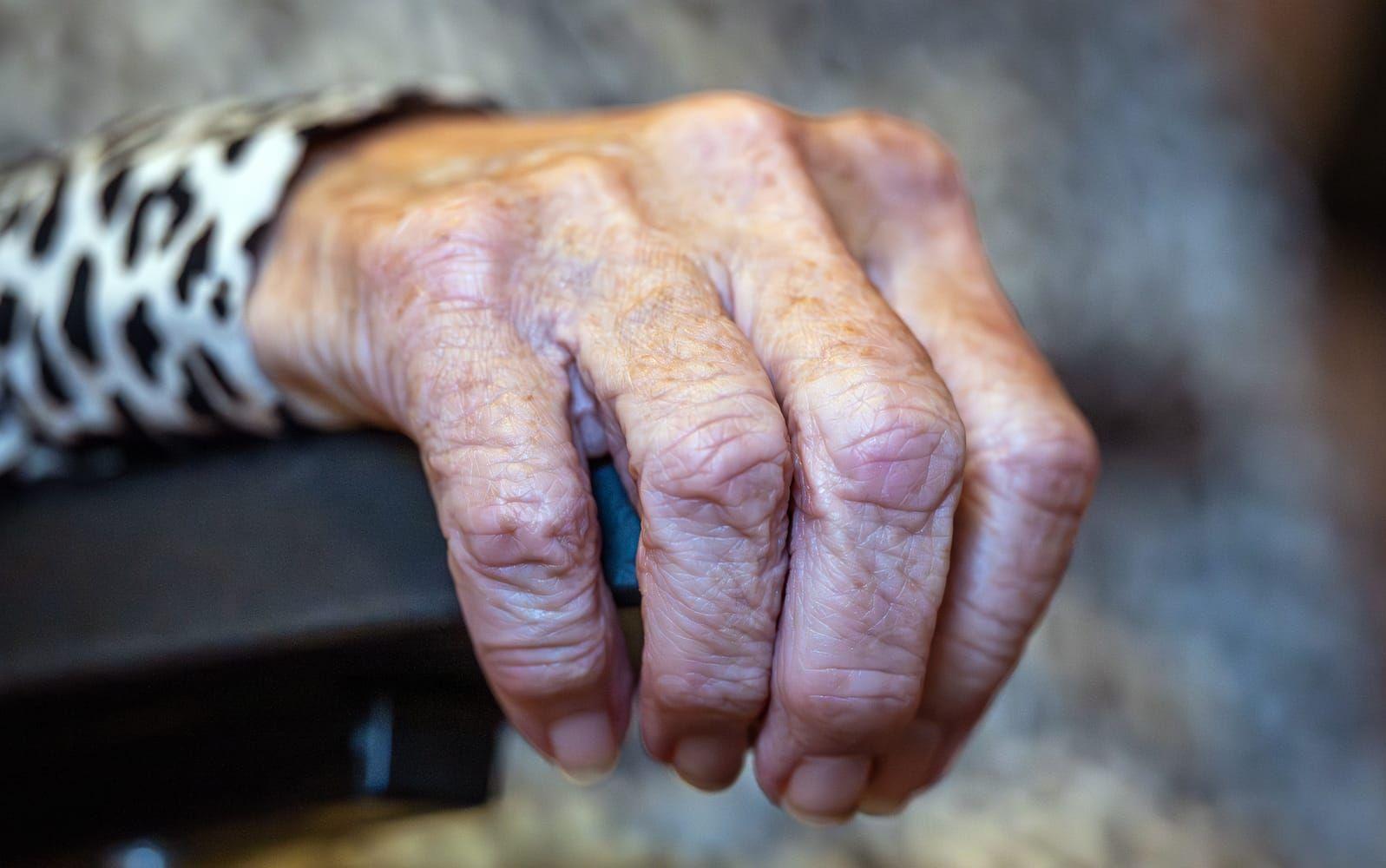 Äldre, äldreboende, åldringsvård, pensionär, äldreomsorg, sjukvård, socialtjänst, åldrande, hand.