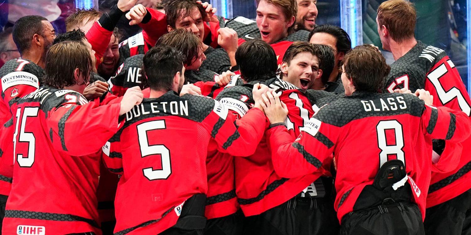 Guldjubel. Kanadas spelare firar sitt historiska 28:e VM-guld.