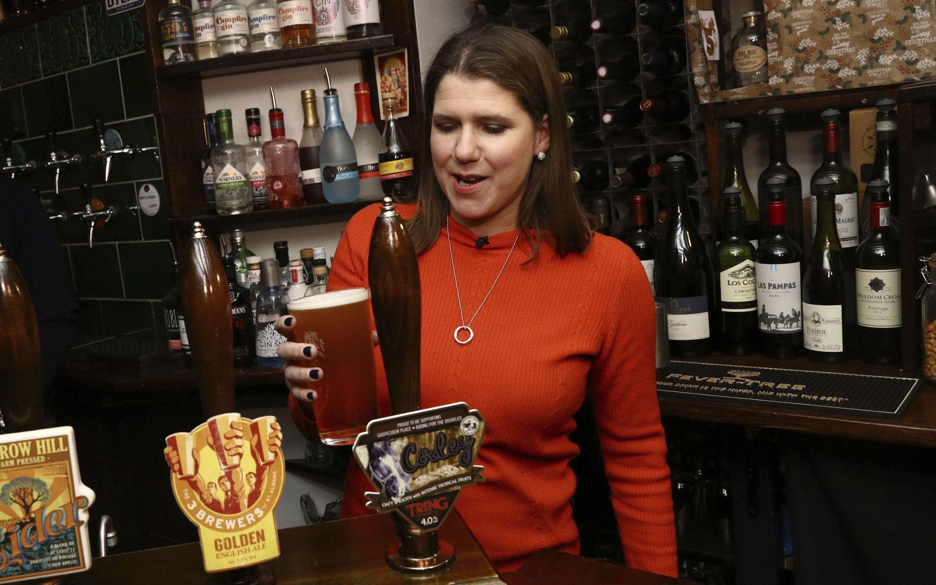 Liberal Democrat Leader Jo Swinson pulls a pint in Dylans - The Kings Arms on Small Business Saturday during her visit to St Albans, while on the General Election campaign trail in England, Saturday, Dec. 7, 2019. Britain goes to the polls on Thursday, Dec. 12. (Aaron Chown/PA via AP)  LLT802