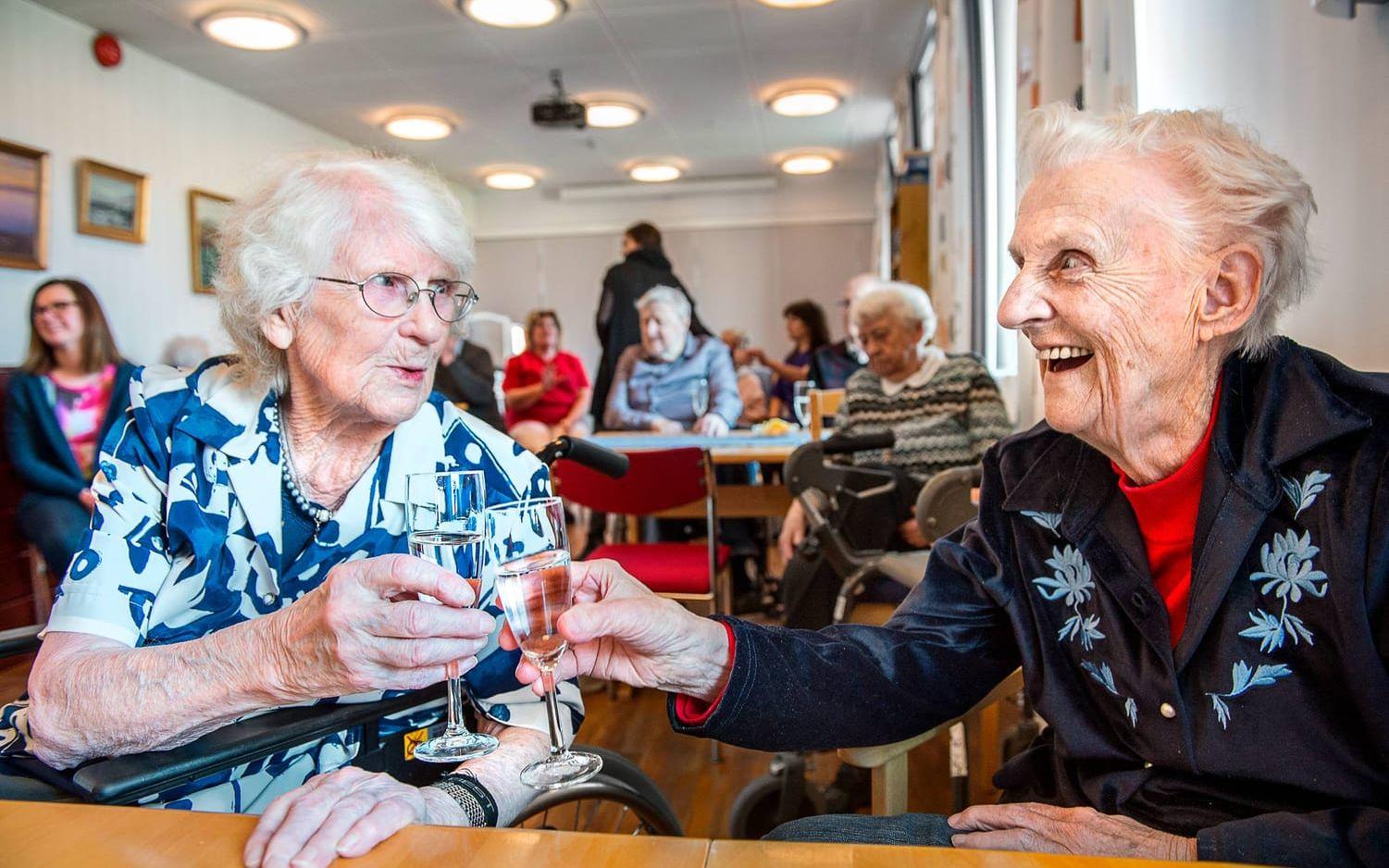 Stina Andersson, 96 år, och Birgit Lindblom, 86 år, firade lanseringen av deras nya podcast med bubbel och snacks på Solängens äldreboende i Vänersborg. Bild: Stefan Bennhage